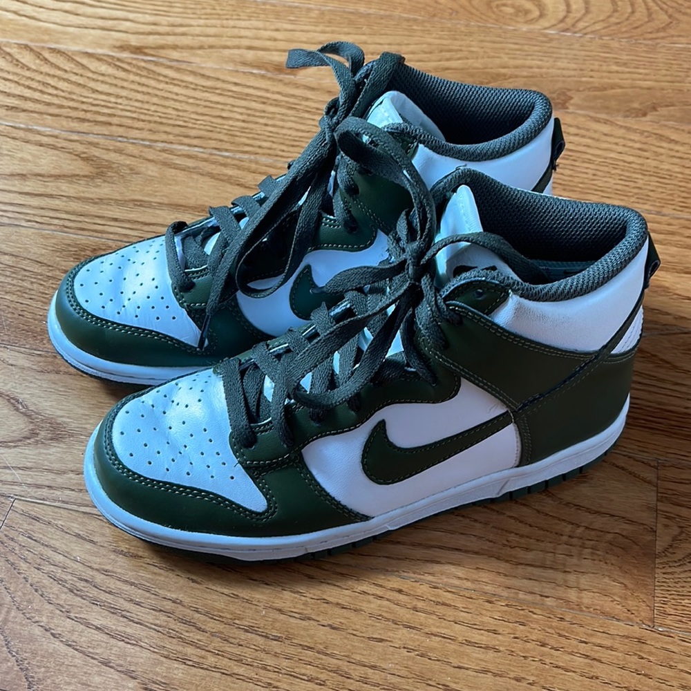 Kids olive dunks 🤩 worn ONCE